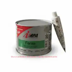Confezione di stucco poliestere rinforzato con fibre di vetro IMPA Fibrato da 770g con tubetto di indurente su sfondo bianco, ideale per riparazione carene moto e carrozzeria.