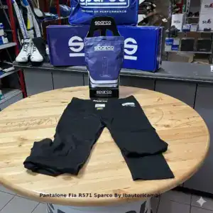 Pantalone ignifugo Sparco RW-10 Shield Pro nero omologato FIA 8856-2018 in esposizione su tavolo in legno presso LB Autoricambi.