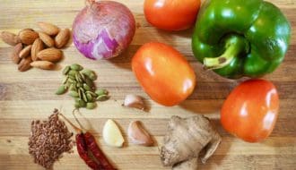 Was essen bei Arthrose? Gemüse, Nüsse, Samen