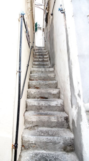 Sehr enge Gasse in Gibraltar 349x630 1