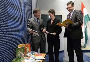 Prőhle Gergely, a Külügyminisztérium helyettes államtitkára, Répás Zsuzsanna nemzetpolitikai helyettes államtitkár és Hatos Pál, a Balassi Intézet főigazgatója a Közigazgatási és Igazságügyi Minisztériumban tartott sajtótájékoztatón