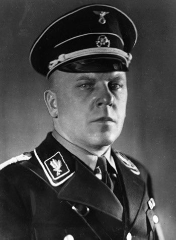 Max Amann in SS-uniform, nazi-functionaris en leider van Eher-Verlag en de Reichspressekammer tijdens het Derde Rijk.