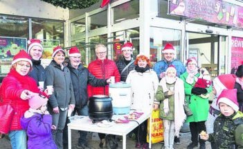 Märkischer Bote Viele Zipfelmützen vor dem REWE-Markt Ströbitz