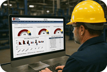 Técnico de mantenimiento mirando eWorkOrders Pantalla de computadora de forma remota para ver órdenes de trabajo, etc.