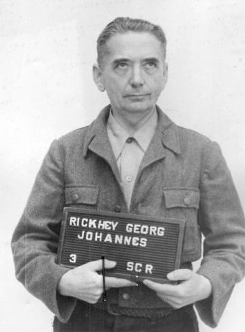 Haftbogenfoto van Georg Johannes Rickhey, algemeen directeur van Mittelwerk en beklaagde in het Dachauer Dora-proces.