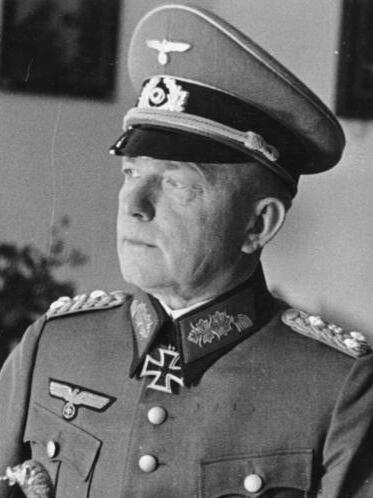 Ewald von Kleist: Duitse Veldmaarschalk en Leider van Panzerlegers Ewald von Kleist, Duitse veldmaarschalk, bekend om zijn leiding over Duitse pantserlegers tijdens cruciale veldtochten in WOII.