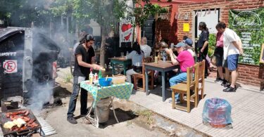 Tango y parrilla en la vereda