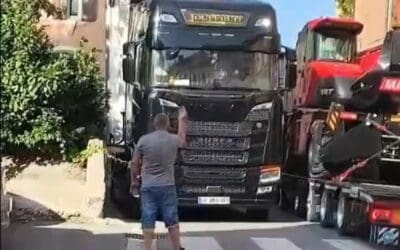 Déviation : Un citoyen contraint de guider des Super-Poids Lourds bloqués !