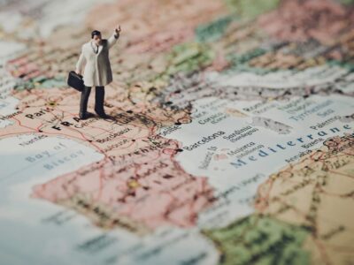 Beitragsfoto spanische Autonome Gemeinschaften. 8 Regionen, 17 Autonome Gemeinschaften. Beispielbild Geschäftsmann auf Spanienkarte Map Spain- spanienportal.info YouTube Video Galerie Playlist Autonome Gemeinschaften