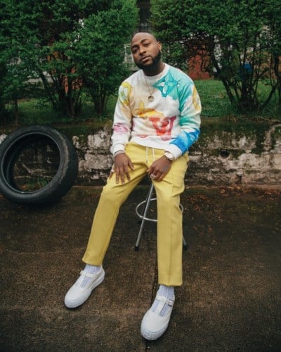 Nigerian singer, Davido is on an “unfriending” spree. The Fem crooner has informed the world that he is tired of always being the giver and he is finally ready to be a receiver. According to him, he is tired of the popular phrase, we rise by lifting others’ as the line has failed to favour him. Davido revealed that he has been the only one lifting others for the past 100 years, but now, he wants to be lifted up by friends. He asked his friends, who are verified members of 30BG to send him #1 million each or they are out of the crew. With this information, Davido has indirectly opened the doors for others who would like to join the clique provided they can afford the #1 million gate fee Nigerian singer, Davido is on an “unfriending” spree. The Fem crooner has informed the world that he is tired of always being the giver and he is finally ready to be a receiver. According to him, he is tired of the popular phrase, we rise by lifting others’ as the line has failed to favour him. Davido revealed that he has been the only one lifting others for the past 100 years, but now, he wants to be lifted up by friends. He asked his friends, who are verified members of 30BG to send him #1 million each or they are out of the crew. With this information, Davido has indirectly opened the doors for others who would like to join the clique provided they can afford the #1 million gate fee