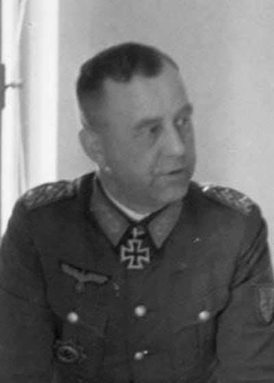 Otto Wöhler bij een militaire situatiebespreking Otto Wöhler tijdens een militaire bespreking met Wehrmachtofficieren aan het oostfront in de Tweede Wereldoorlog