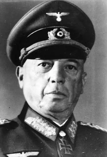 Georg von Küchler ontvangt het Eikenloof bij het Ridderkruis, Oostfront 1943 Generalfeldmarschall Georg von Küchler ontvangt op 21 augustus 1943 het Eikenloof bij het Ridderkruis voor Oostfront-prestaties.