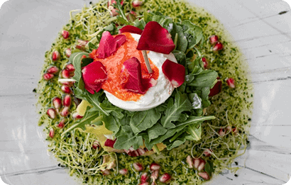 Plat cuisiné avec des fleurs comestibles