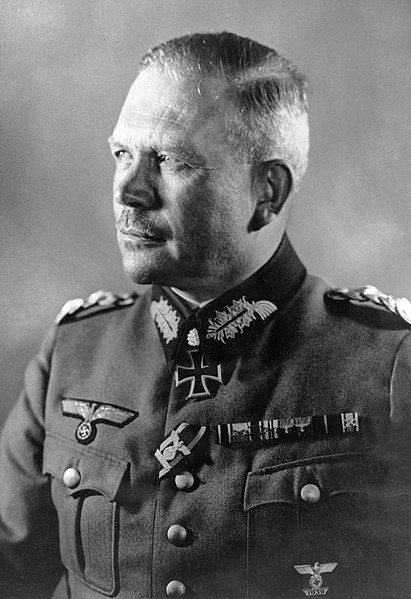 Heinz Guderian, pionier van blitzkrieg, invloedrijk tijdens Tweede Wereldoorlog, omstreden door banden met het naziregime. Heinz Guderian, pionier van blitzkrieg, invloedrijk tijdens Tweede Wereldoorlog, omstreden door banden met het naziregime.