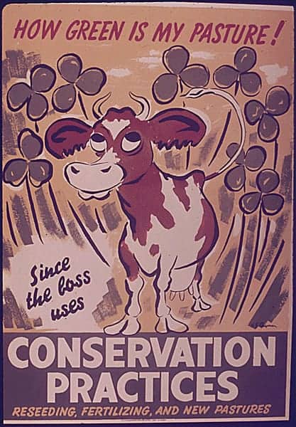 Amerikaanse propagandaposters uit de jaren veertig en vijftig benadrukten duurzame landbouwpraktijken om voedselproductie te stimuleren en het milieu te beschermen. Amerikaanse propagandaposters uit de jaren veertig en vijftig benadrukten duurzame landbouwpraktijken om voedselproductie te stimuleren en het milieu te beschermen.