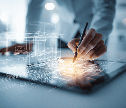Um arquiteto usa uma caneta digital em um tablet, interagindo com uma projeção holográfica detalhada de um projeto de construção.