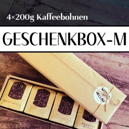 Karton mit Kaffee in Päckchen aus Kraftpapier und Sichtfenster und Karton schön verpackt