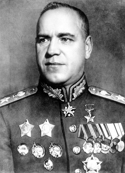 Zhukov-LIFE-1944-1945 Georgi Zhukov: Sovjetgeneraal, briljant strateeg, beslissend in veldslagen zoals Stalingrad en Berlijn, vormde de militaire geschiedenis van de 20e eeuw.