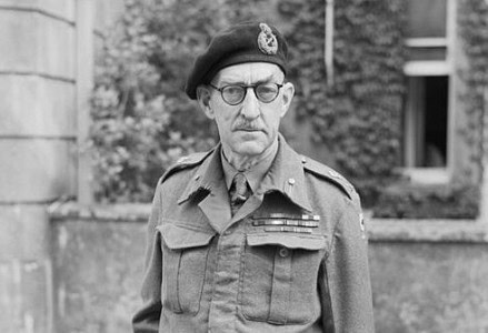 Major General Percy Hobart, commandant van de 79th Armoured Division en ontwikkelaar van gespecialiseerde voertuigen in 1943.