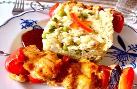 Kuřecí špíz s chorizem a hráškovými jáhlami a brusinkovou omáčkou