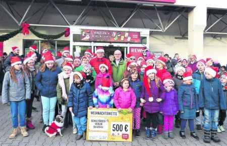 Märkischer Bote Viele Zipfelmützen vor dem REWE-Markt Ströbitz
