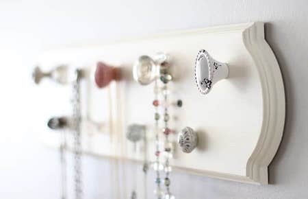 How to Organize Jewelry and Accessories: DIY necklace organizer