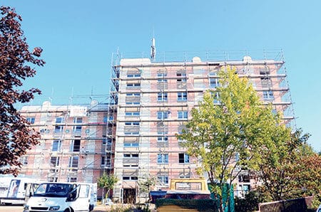 Märkischer Bote Mit dem Bademantel von der Wohnung in das Schwimmbad spazieren