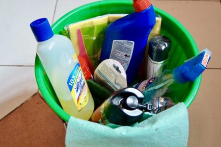 Putzeimer mit Utensilien