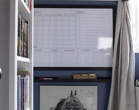 Organize a teen's bedroom: wall calendar