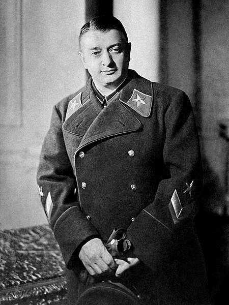 Foto van Mikhail Nikolayevich Tukhachevsky (1936), Sovjet-generaal en pionier in militaire hervorming en de theorie van diepe operaties.