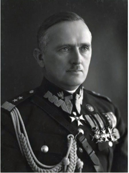 Portret van de Poolse generaal Stefan Dąb-Biernacki in militair uniform, actief tijdens de Eerste en Tweede Wereldoorlog