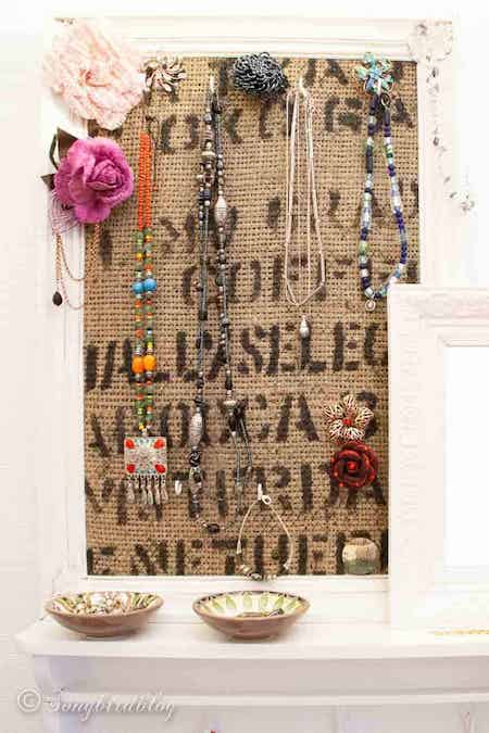 Organize jewelry and accessories: DIY frame and burlap sack jewelry holder