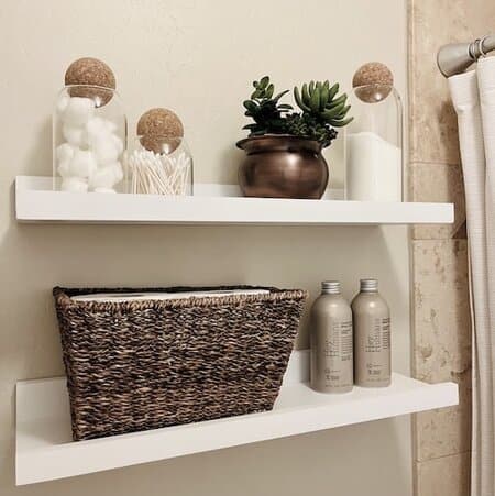 Organize with baskets in the bathroom