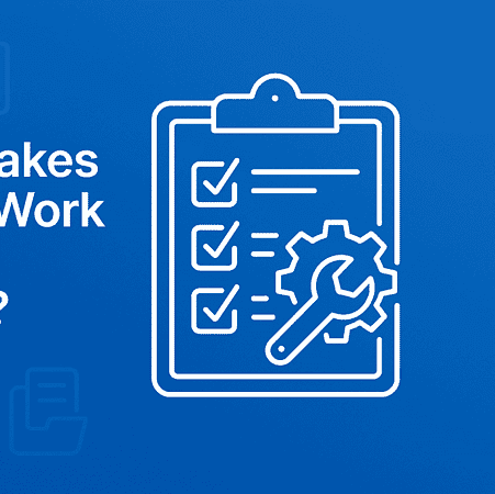Illustration eines Checklisten-Klemmbretts mit Zahnrad- und Schraubenschlüsselsymbol sowie dem fettgedruckten weißen Text „Was macht ein gutes Arbeitsauftragssystem aus?“ auf blauem Hintergrund.