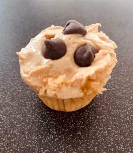 vanilla cupcake with peanut butter frosting