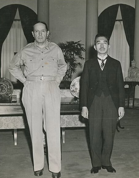 Keizer Hirohito en generaal MacArthur bij hun eerste ontmoeting in de Amerikaanse ambassade in Tokyo, op 27 september 1945.