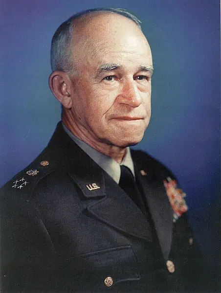 Generaal Omar Bradley, eerste voorzitter van de Joint Chiefs of Staff, in Washington D.C., rond 1950.
