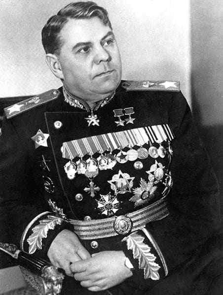 Aleksandr Michajlovitsj Vasilevsky (1895-1977), Sovjet-maarschalk en militair strateeg, leidde cruciale operaties tijdens de Tweede Wereldoorlog.