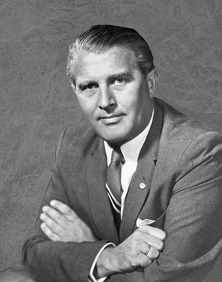 Wernher von Braun leidde NASA's Marshall Space Flight Center en ontwikkelde de Saturn V-raket die Apollo-astronauten naar de maan bracht.