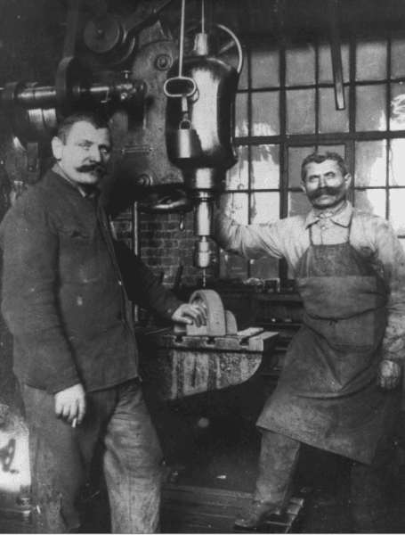„Beszkárti” (Budapest Székesfőváros Közlekedési Részvénytársaság– BSzKRt) munkások az 1910-es években. Forrás: tankonyvtar.hu
