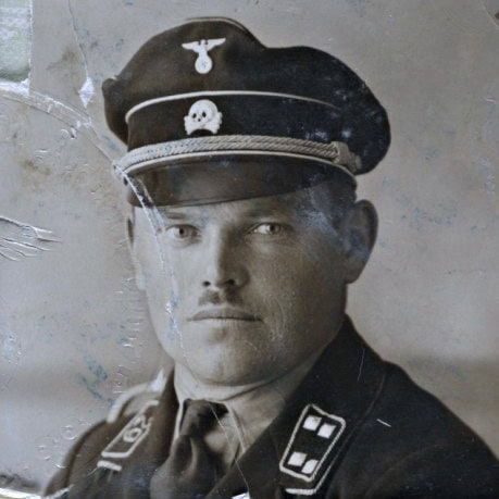 Portret van Hans Loritz in SS-uniform als SS-Sturmbannführer tijdens zijn aanstelling binnen de Schutzstaffel rond 1933.