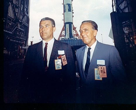 Dr. Wernher von Braun en Dr. Kurt Debus bij Saturn 500F Dr. Wernher von Braun en Dr. Kurt Debus bij de Saturn 500F tijdens de rollout vanuit het Vehicle Assembly Building.