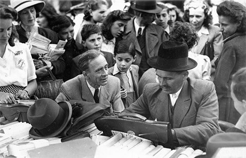 A népi mozgalom két emblematikus tagja, Féja Géza és Veres Péter az 1943-as könyvnapon - Forrás: manda.blog.hu