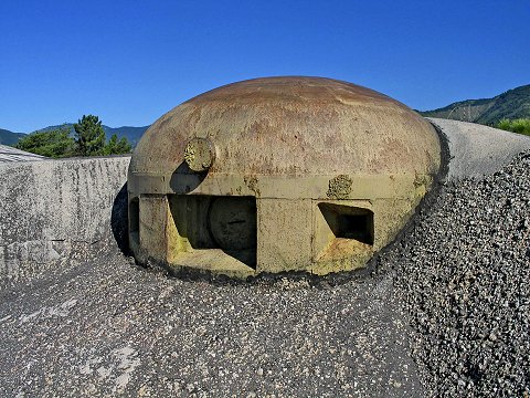 Behouden bunker van de Maginotlinie, tegenwoordig een historisch monument en symbool van Franse militaire bouwkunde.