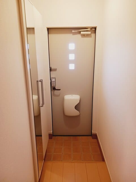 玄関ホール (玄関)