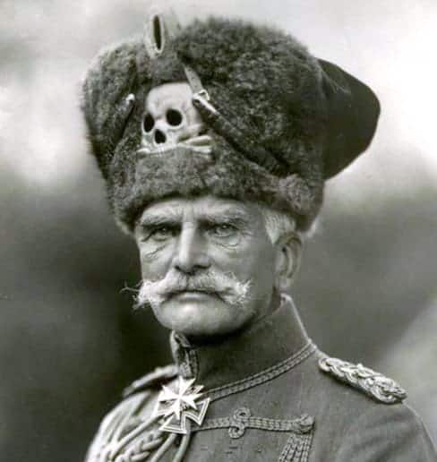 Generalfeldmarschall August von Mackensen (1914-1915) Generalfeldmarschall August von Mackensen, afgebeeld in zijn iconische uniform tussen 1914 en 1915 tijdens de Eerste Wereldoorlog.