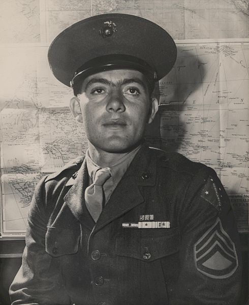 Platoonssergeant John Basilone bezoekt Marine Hoofdkwartier Platoonssergeant John Basilone, drager van de Medal of Honor, bezoekt het Marine Hoofdkwartier in Washington D.C.