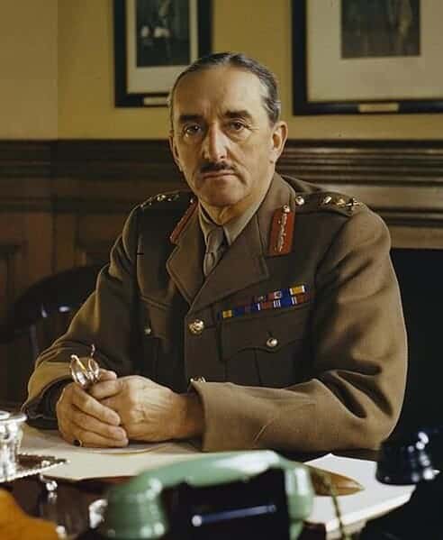 Generaal Sir Alan Brooke, Chief of General Staff in 1942, zittend aan zijn bureau in het War Office in Londen.