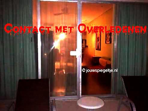 Is contact met overledenen mogelijk? Op deze foto is een vage geestverschijning te zien.