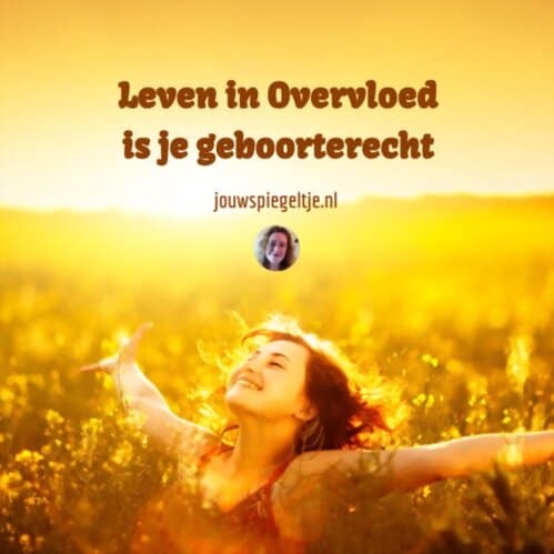 Vrouw staat met twee open armen in een grasveld met bloemen en gouden kleuren want leven in overvloed is je geboorterecht